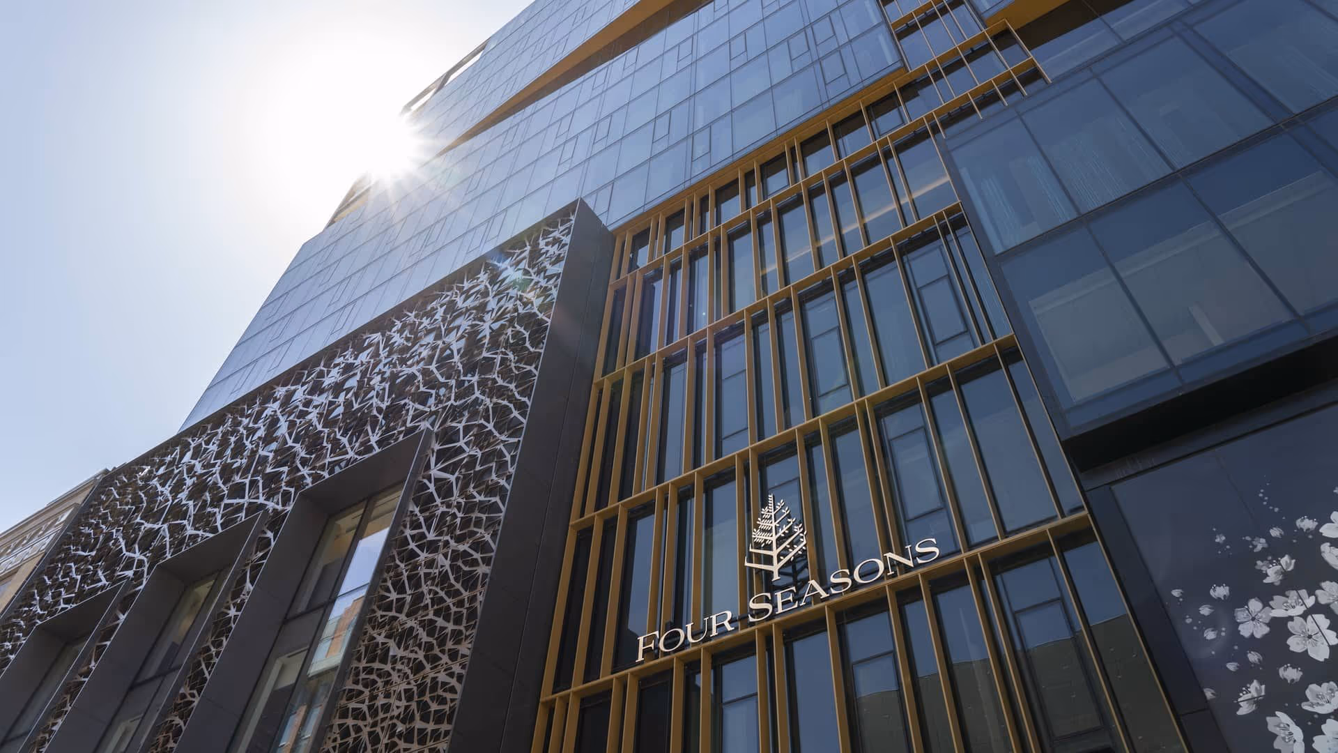 The Four Seasons Hotel Montréal entrance on De la Montagne