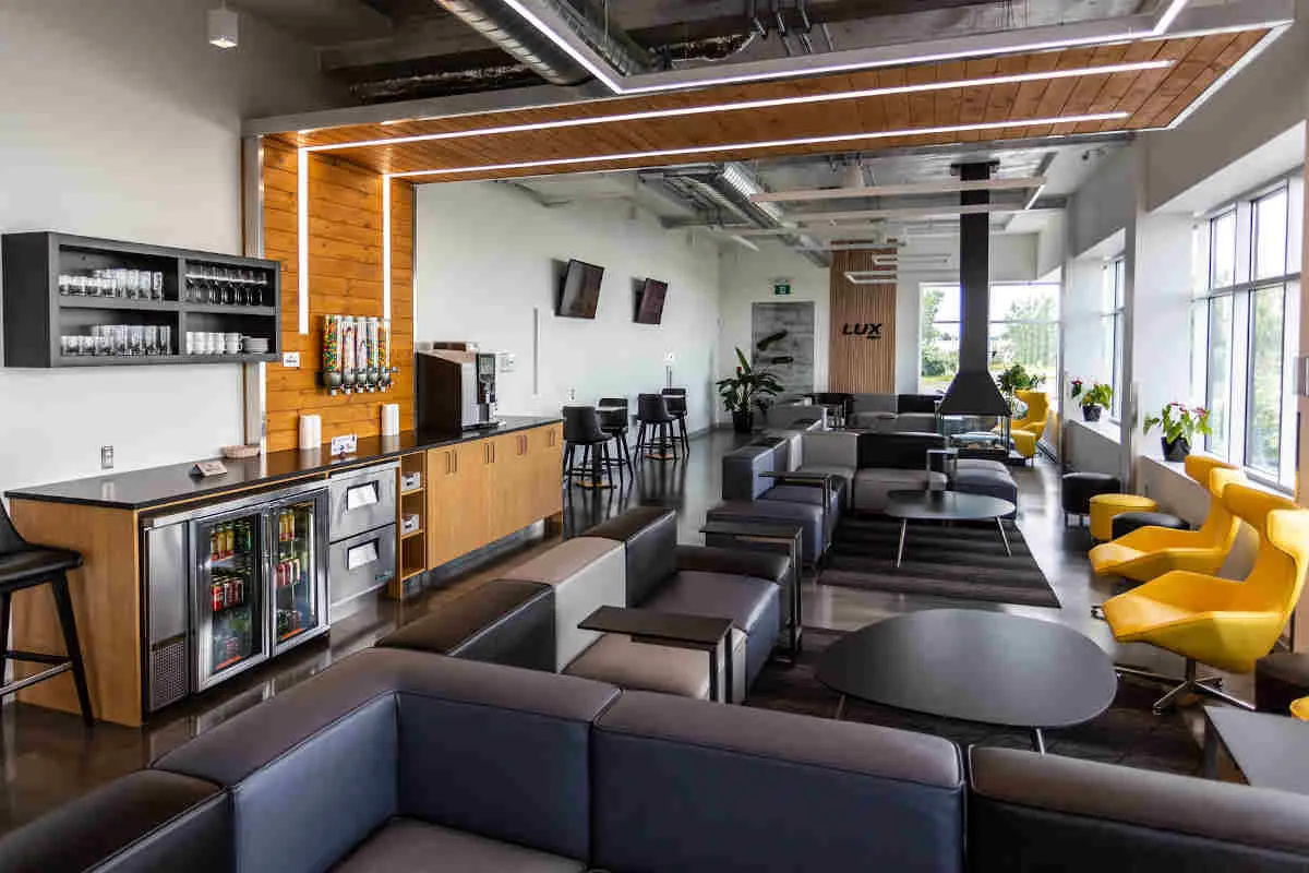 The lounge inside the LUX FBO at Montréal Saint-Hubert